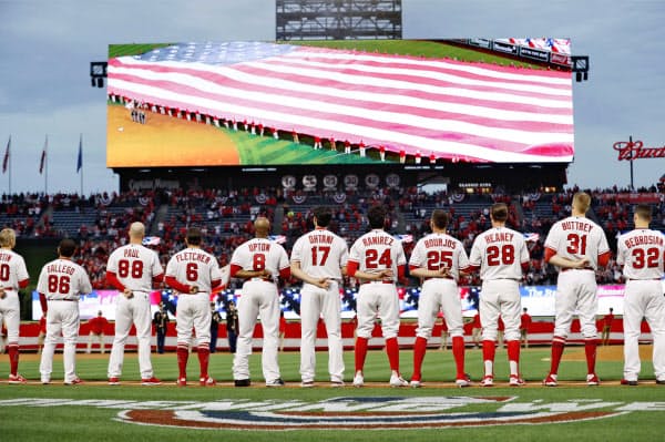 昨年4月、米アナハイムで行われたエンゼルスの本拠地開幕戦前に並ぶ大谷(17)ら=共同