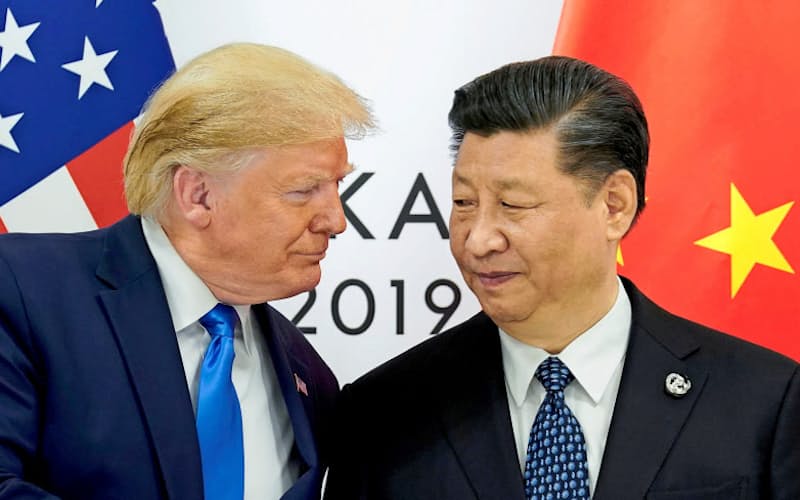 トランプ米大統領(左)と中国の習近平国家主席(2019年6月、大阪市)=ロイター トランプ米大統領(左)と中国の習近平国家主席(2019年6月、大阪市)=ロイター