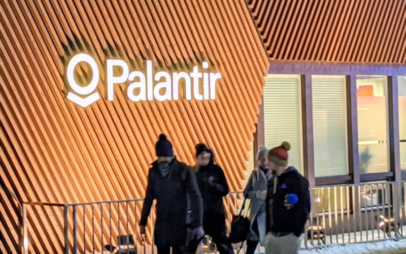パランティアは各国の要人が集まる世界経済フォーラム年次総会(ダボス会議)で自社の技術をPRした(20年1月、スイス・ダボス) パランティアは各国の要人が集まる世界経済フォーラム年次総会(ダボス会議)で自社の技術をPRした(20年1月、スイス・ダボス)