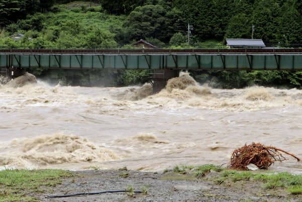 大雨により増水した飛騨川(8日午前9時56分、岐阜県下呂市)=共同