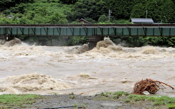 大雨により増水した飛騨川（8日午前、岐阜県下呂市）=共同