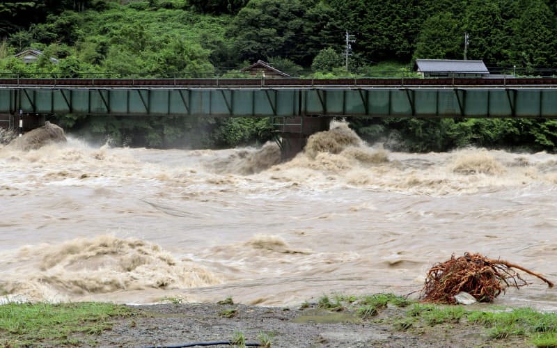 大雨により増水した飛騨川(8日午前、岐阜県下呂市)=共同 大雨により増水した飛騨川(8日午前、岐阜県下呂市)=共同