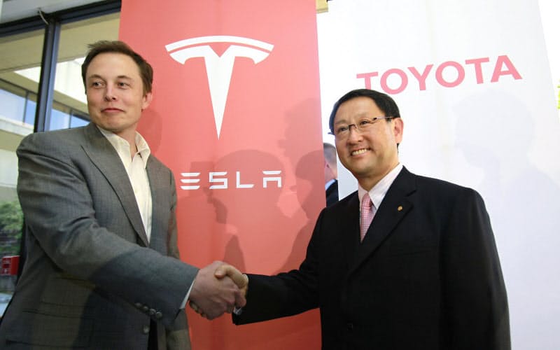 テスラのイーロン・マスクCEO(左)とトヨタの豊田章男社長が資本・業務提携を発表したのは、10年前の2010年のことだった=AP テスラのイーロン・マスクCEO(左)とトヨタの豊田章男社長が資本・業務提携を発表したのは、10年前の2010年のことだった=AP
