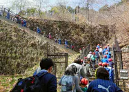 津波を想定した避難訓練で、高架道路に避難する子どもたち(2018年4月、岩手県普代村)=国交省提供・共同 津波を想定した避難訓練で、高架道路に避難する子どもたち(2018年4月、岩手県普代村)=国交省提供・共同
