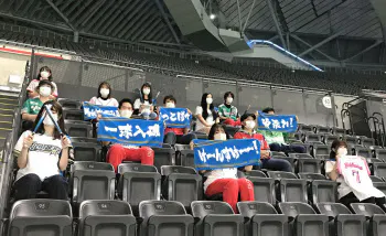 観客は原則として両隣を3列あけて座る(8日、札幌ドーム)