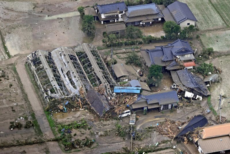豪雨被害を受けた熊本県人吉市の家屋とビニールハウス(5日)=共同通信社ヘリから 豪雨被害を受けた熊本県人吉市の家屋とビニールハウス(5日)=共同通信社ヘリから