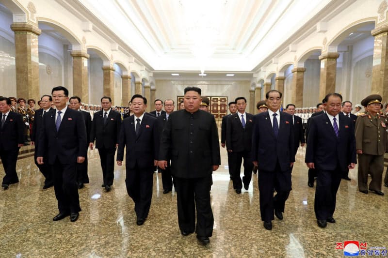 平壌の錦繍山太陽宮殿を訪問する金正恩委員長(中央)。8日に報じられた=朝鮮中央通信・朝鮮通信 平壌の錦繍山太陽宮殿を訪問する金正恩委員長(中央)。8日に報じられた=朝鮮中央通信・朝鮮通信
