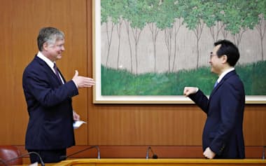 ビーガン米国務副長官(左)と韓国外務省の李度勲朝鮮半島平和交渉本部長（8日、ソウル）=共同