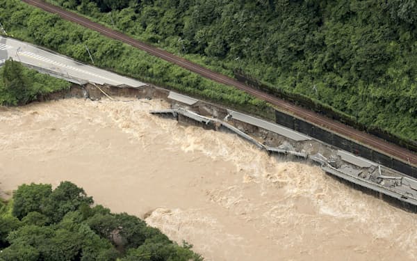 大雨による飛騨川の増水で崩落した岐阜県下呂市の国道41号（8日午前11時40分）=共同