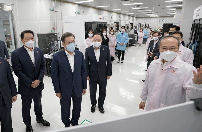 文在寅大統領はSKハイニックスの半導体工場を訪問し、先端素材の国産化を進めると宣言した(9日、利川市)=韓国大統領府提供 文在寅大統領はSKハイニックスの半導体工場を訪問し、先端素材の国産化を進めると宣言した(9日、利川市)=韓国大統領府提供