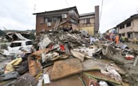 豪雨被害にあった熊本県人吉市。浸水被害を受けた住宅街では廃棄された家財道具類が山積みになっていた（9日午後）