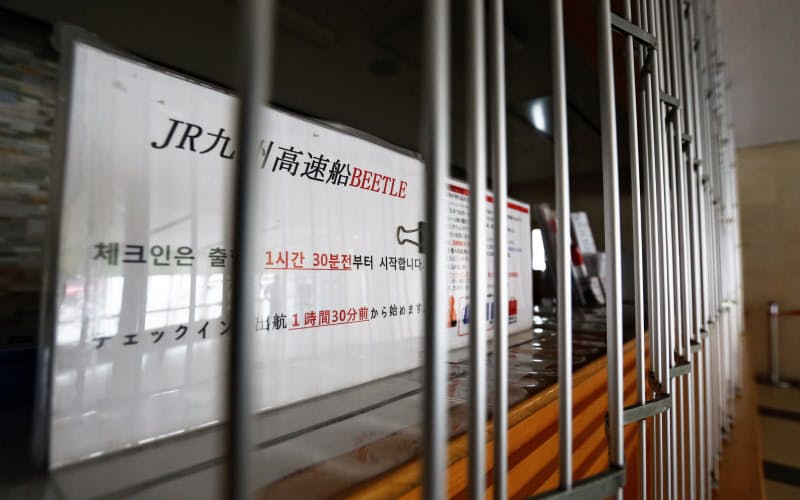 韓国便がすべて欠航し、シャッターが降ろされたままの比田勝港のチケット売り場(長崎県対馬市) 韓国便がすべて欠航し、シャッターが降ろされたままの比田勝港のチケット売り場(長崎県対馬市)