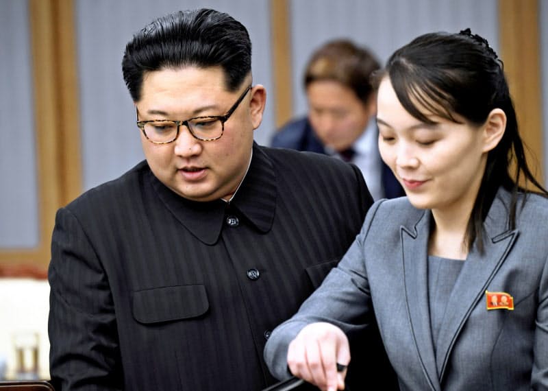 2018年4月、南北首脳会談のため板門店を訪れた金正恩委員長と金与正氏(右)=ロイター 2018年4月、南北首脳会談のため板門店を訪れた金正恩委員長と金与正氏(右)=ロイター