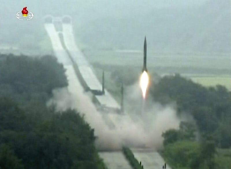 北朝鮮は2016年時点で日本のミサイル防衛を無効化していた(写真は朝鮮中央テレビが報じた同年9月5日の複数のミサイルを同時発射する「飽和攻撃」実験)=AP 北朝鮮は2016年時点で日本のミサイル防衛を無効化していた(写真は朝鮮中央テレビが報じた同年9月5日の複数のミサイルを同時発射する「飽和攻撃」実験)=AP