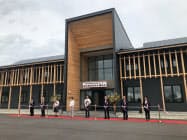 地方創生交付金などをもとに27億円をかけ一新した園芸農業研究所の開所式(10日、山形県寒河江市) 地方創生交付金などをもとに27億円をかけ一新した園芸農業研究所の開所式(10日、山形県寒河江市)