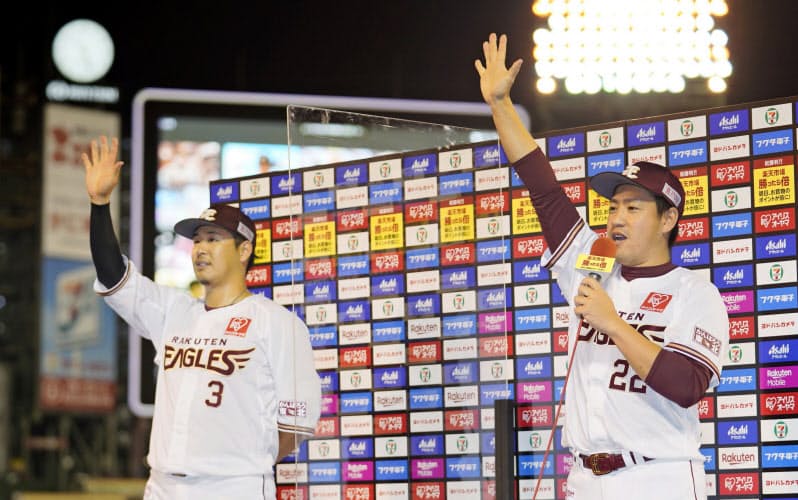 試合後のヒーローインタビューで、アクリル板を挟んで立つ楽天の牧田和久(右)と浅村栄斗(1日)=共同 試合後のヒーローインタビューで、アクリル板を挟んで立つ楽天の牧田和久(右)と浅村栄斗(1日)=共同