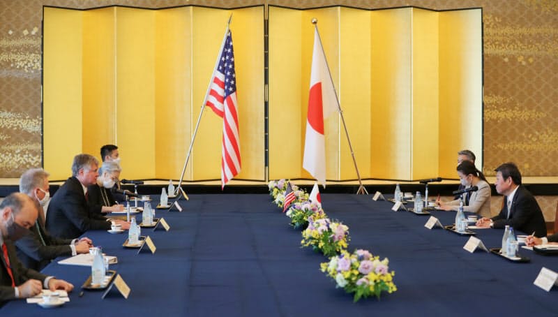 会談に臨むビーガン米国務副長官(左から3人目)と茂木敏充外相(右端)=10日、東京都港区(代表撮影) 会談に臨むビーガン米国務副長官(左から3人目)と茂木敏充外相(右端)=10日、東京都港区(代表撮影)