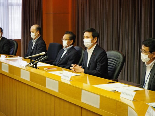 千葉県新型コロナウイルス対策本部会議に臨む森田知事(右から2人目、10日、千葉県庁)