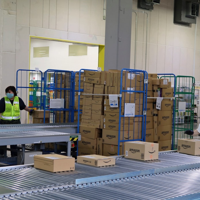 アマゾン 広島に自社配送拠点 置き配もスタート 日本経済新聞 アマゾン 広島に自社配送拠点 置き配もスタート 日本経済新聞