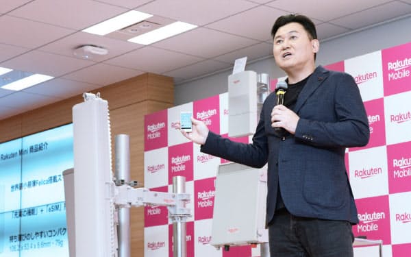 社会インフラとしての通信事業で問題が相次ぎ、消費者の不信感を招く恐れがある(2019年、「楽天ミニ」を手に記者会見する楽天の三木谷浩史会長兼社長)
