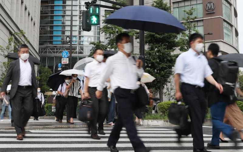 マスク姿で行き交う人たち(10日、東京都千代田区) マスク姿で行き交う人たち(10日、東京都千代田区)