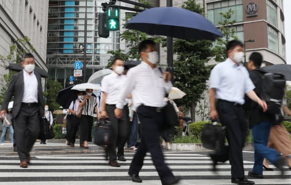 マスク姿で行き交う人たち(10日、東京都千代田区)