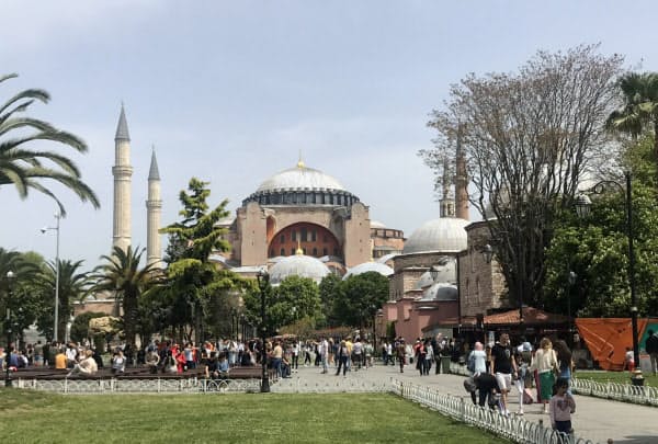 観光客でにぎわうアヤソフィア博物館(2019年5月、イスタンブール)