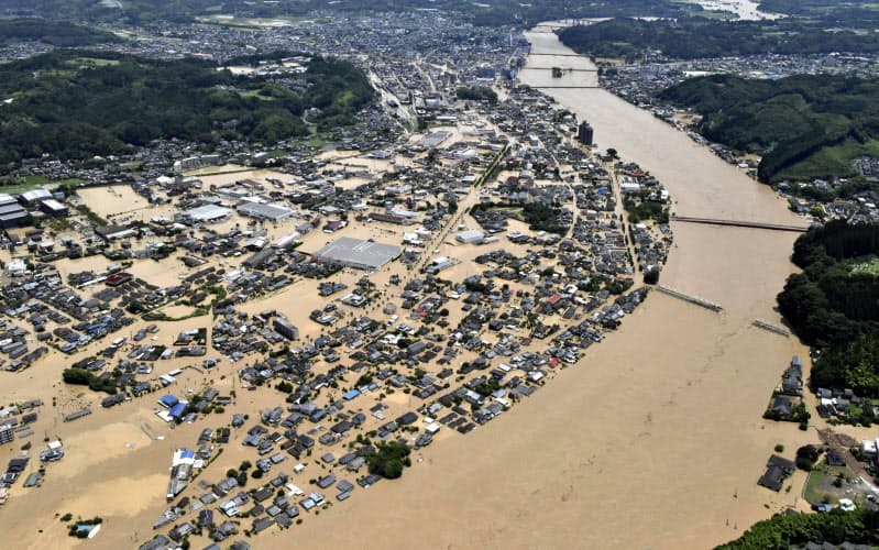 豪雨で球磨川が氾濫し、水に漬かった熊本県人吉市の市街地(4日)=共同 豪雨で球磨川が氾濫し、水に漬かった熊本県人吉市の市街地(4日)=共同