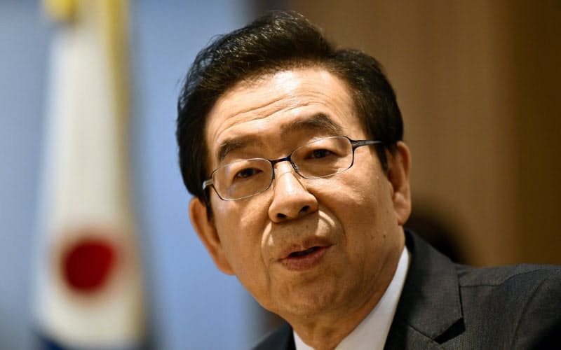 朴元淳ソウル市長は反セクハラの旗手としても知られていた(2019年4月、ソウル市庁での日本経済新聞のインタビュー)=PENTA PRESS 朴元淳ソウル市長は反セクハラの旗手としても知られていた(2019年4月、ソウル市庁での日本経済新聞のインタビュー)=PENTA PRESS