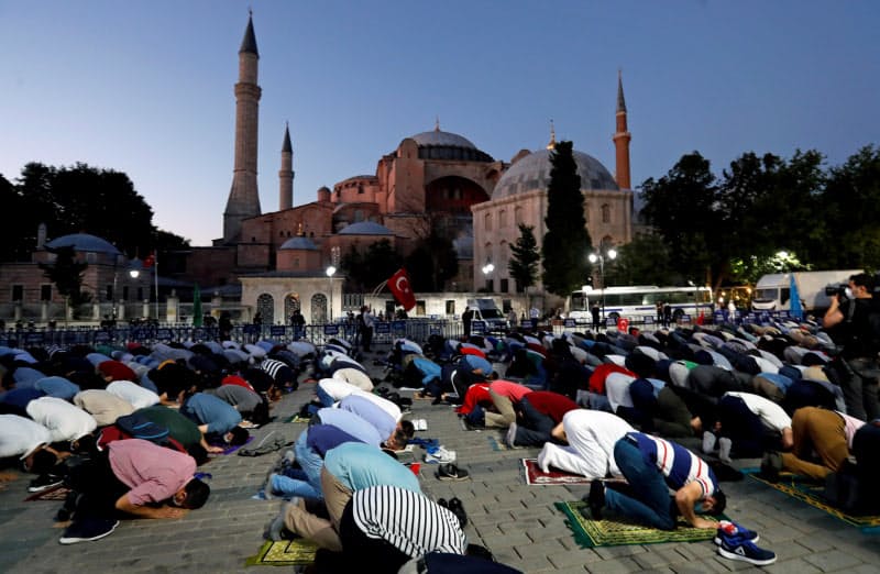 10日夜、アヤソフィアの前に集まって祈りを捧げるイスラム教徒ら(イスタンブール)=ロイター 10日夜、アヤソフィアの前に集まって祈りを捧げるイスラム教徒ら(イスタンブール)=ロイター
