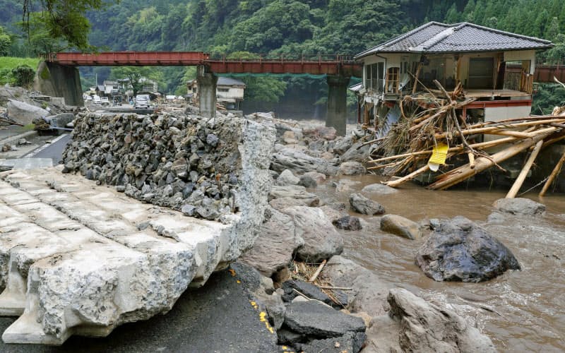 大分県日田市天瀬町の玖珠川上流で豪雨被害を受けた集落(11日)=共同 大分県日田市天瀬町の玖珠川上流で豪雨被害を受けた集落(11日)=共同