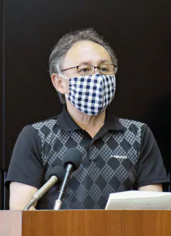 記者会見する沖縄県の玉城デニー知事(11日午後、沖縄県庁)=共同