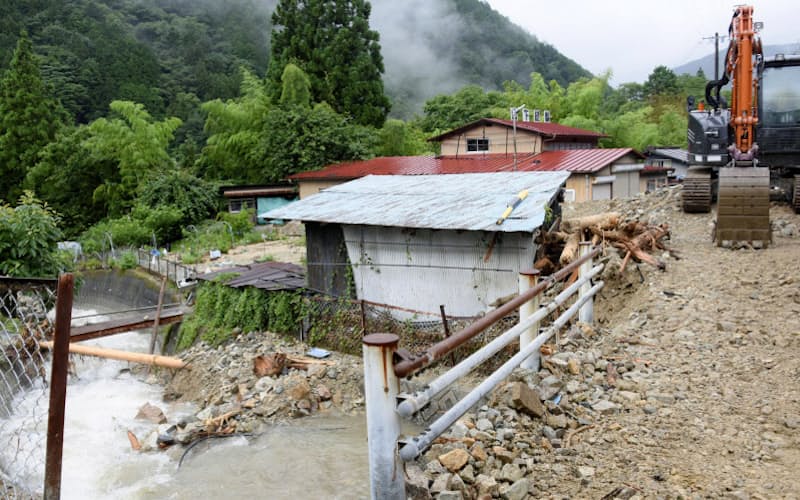 降り続く雨で増水した水路。土砂災害警戒情報が出され、土砂かきの作業が中断した(11日午後、岐阜県下呂市) 降り続く雨で増水した水路。土砂災害警戒情報が出され、土砂かきの作業が中断した(11日午後、岐阜県下呂市)