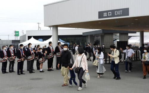 新型コロナ対策で入場制限をかけている(12日午前9時ごろ、北海道白老町)