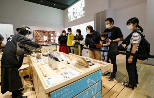 アイヌ文化施設「民族共生象徴空間(ウポポイ)」が開業し、国立アイヌ民族博物館を見学する人たち(12日、北海道白老町)=共同