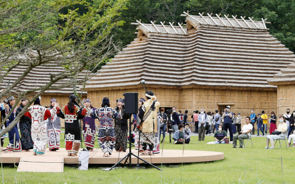 新型コロナ 北海道白老町に ウポポイ 開業 アイヌ文化振興 日本経済新聞