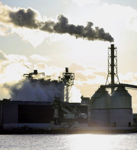 仙台港で運転する石炭火力発電所(2018年1月、仙台市宮城野区)=共同