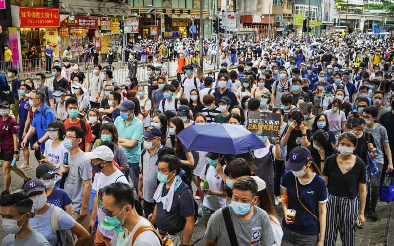 国家安全法の施行に抗議しデモ行進する大勢の人たち(1日、香港)=AP 国家安全法の施行に抗議しデモ行進する大勢の人たち(1日、香港)=AP