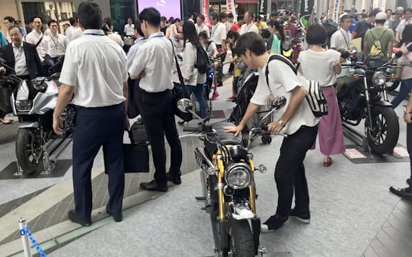 日本では復刻版バイクに関心を示す消費者が増えている（2019年8月撮影）