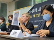 ソウル市長のセクハラ疑惑の真相究明を求めて記者会見する金在蓮弁護士(右から2番目) ソウル市長のセクハラ疑惑の真相究明を求めて記者会見する金在蓮弁護士(右から2番目)