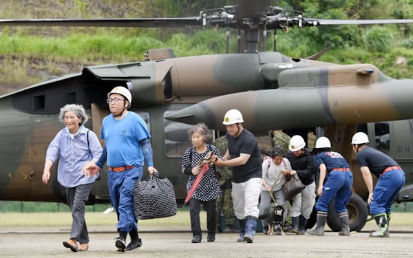 孤立集落からヘリコプターで救助された人たち（8日、熊本県球磨村）