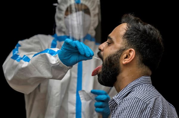 インドは新規感染者数でブラジルを抜いた(10日、ニューデリー)=ロイター