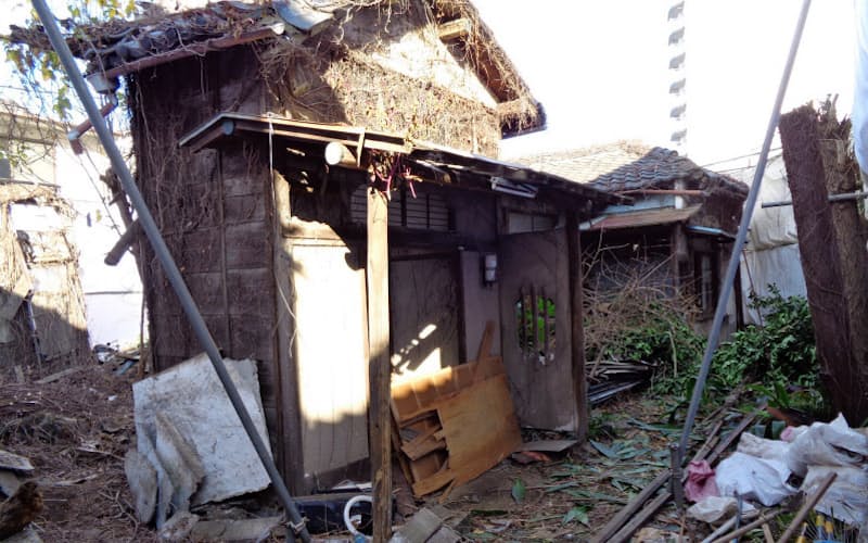 老朽化が著しい空き家が増えている(1月、東京都北区) 老朽化が著しい空き家が増えている(1月、東京都北区)