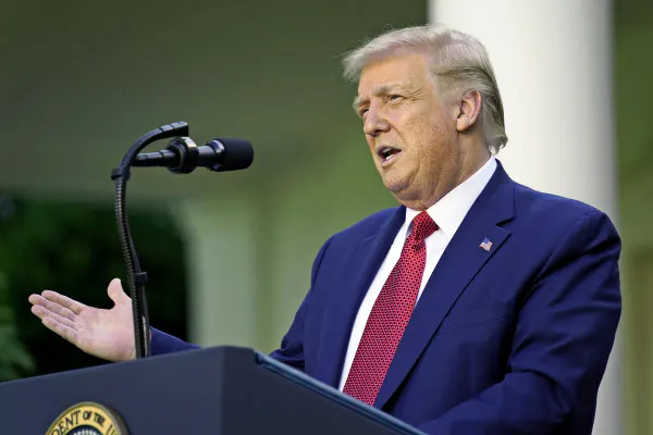 トランプ米大統領は香港自治法に署名した=AP