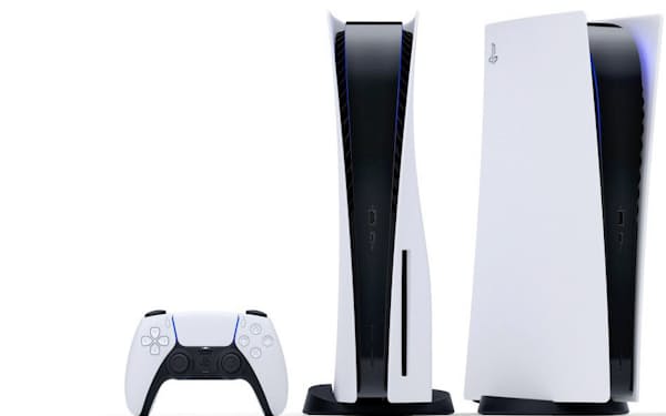 年末に発売予定の「PS5」の本体（右と中央）と周辺機器