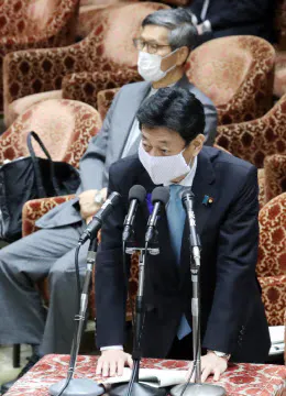 衆院予算委の閉会中審査で答弁する西村経財相(15日午前)