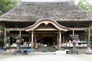 球磨川の氾濫で床上浸水した国宝「青井阿蘇神社」の拝殿(13日、熊本県人吉市)=共同 球磨川の氾濫で床上浸水した国宝「青井阿蘇神社」の拝殿(13日、熊本県人吉市)=共同