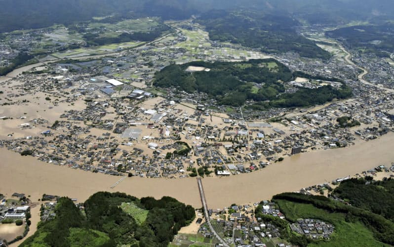 豪雨の影響で球磨川が氾濫し、水に漬かった熊本県人吉市の市街地=4日午前11時48分(共同通信社ヘリから) 豪雨の影響で球磨川が氾濫し、水に漬かった熊本県人吉市の市街地=4日午前11時48分(共同通信社ヘリから)