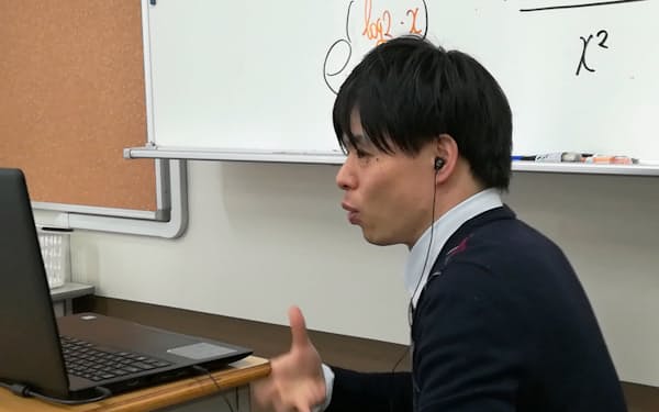 東京都港区の広尾学園でオンライン授業をする教員