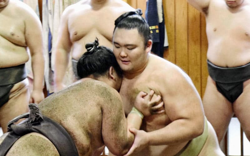 7月場所に向け、幕下以下の力士と稽古する朝乃山(日本相撲協会提供)=共同 7月場所に向け、幕下以下の力士と稽古する朝乃山(日本相撲協会提供)=共同